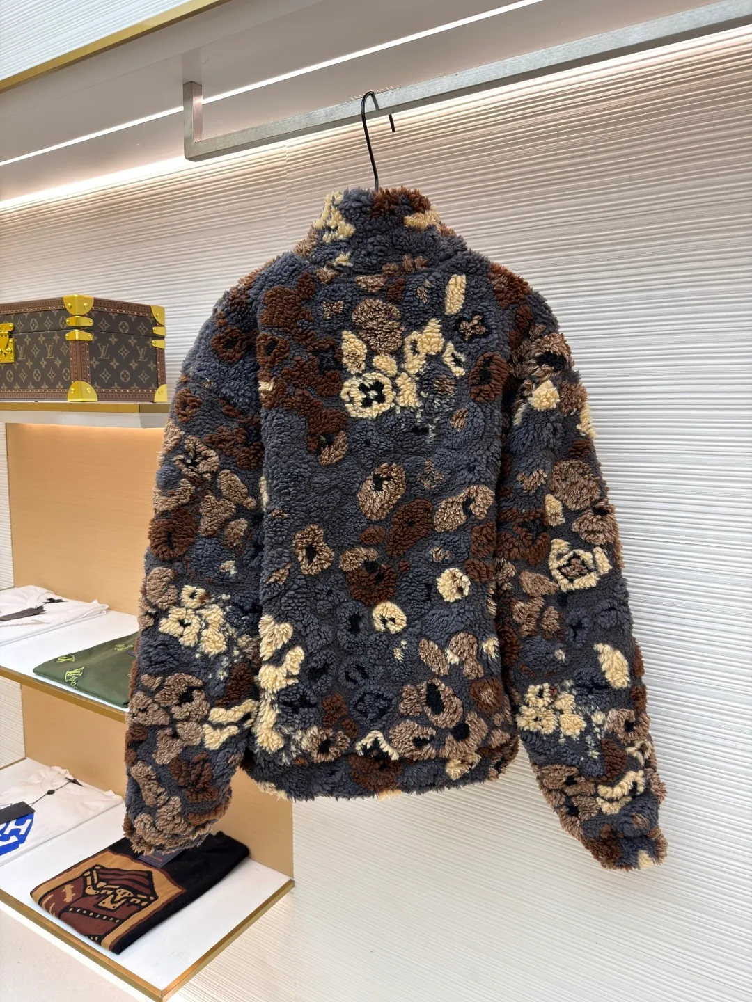 LOUIS VUITTON Teddy Polar Fleece Reversible Jacket ●Original version: Purchased and developed in 21999 ●Item number: 1680800-C10 ●Fabric: Polar fleece fabric ●Technology: Positioned cutting machine ●Version: Fitted version ●Weight: about 1185 grams ●Size: S-M-L-XL ●Description: yp consistent 88% polyester fiber 12% sheep wool blended yarn-dyed fabric versus dyed wool jacquard weaving Processed by a variety of complex processes, the wool is fluffy and dense, the wool is soft, light and fluffy, and the grain texture is full and even, which is different from the full polyester fabric version. The finished product feels more fluffy and soft after being pelletized. The pellet after blending is not easy to shed lint and lint. It comes with an antique bronze slider with orbital teeth. The overall wiring is straight and delicate, the fabric is comfortable and soft, and the color is consistent without color difference. It can be matched with the same style to create a fashionable look and control various occasions. Customized accessories, complete with three standards, same style for men and women!